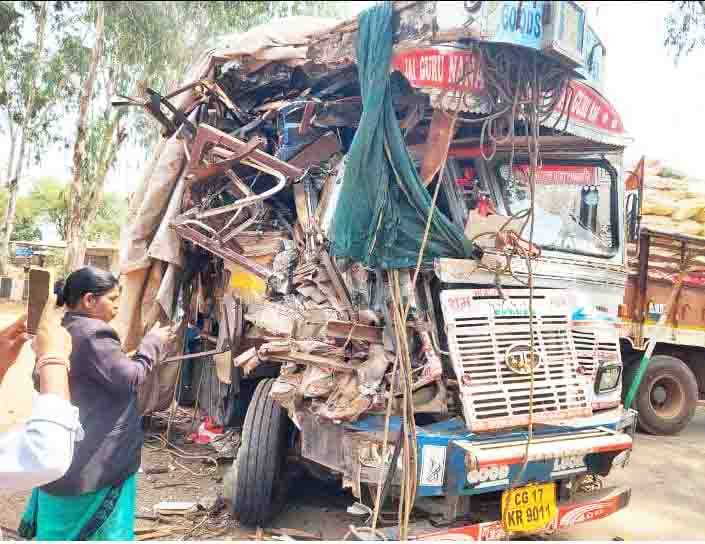 दो ट्रक आपस में भीड़े, एक चालक की मौत, दूसरा रायपुर रेफर